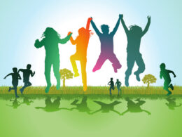 Kinder toben auf der Wiese