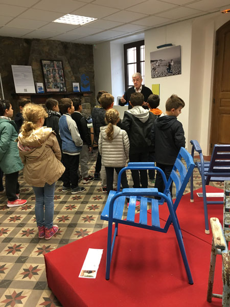 expo-chaises-bleues-ecole-1