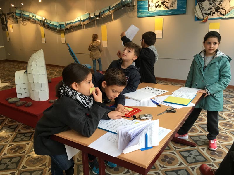 expo-chaises-bleues-ecole-4