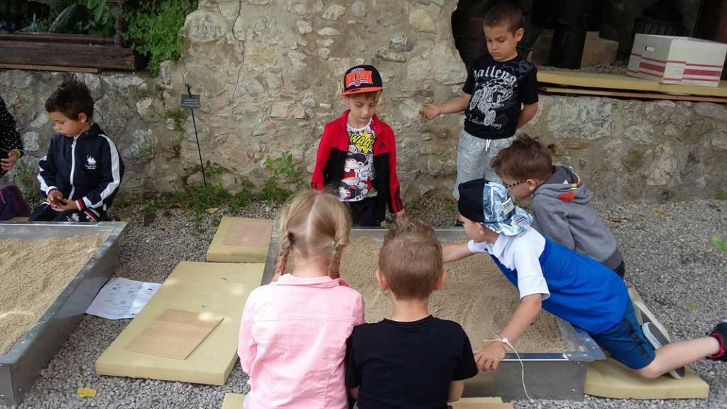 Mme-Bicini-Atelier-fouilles