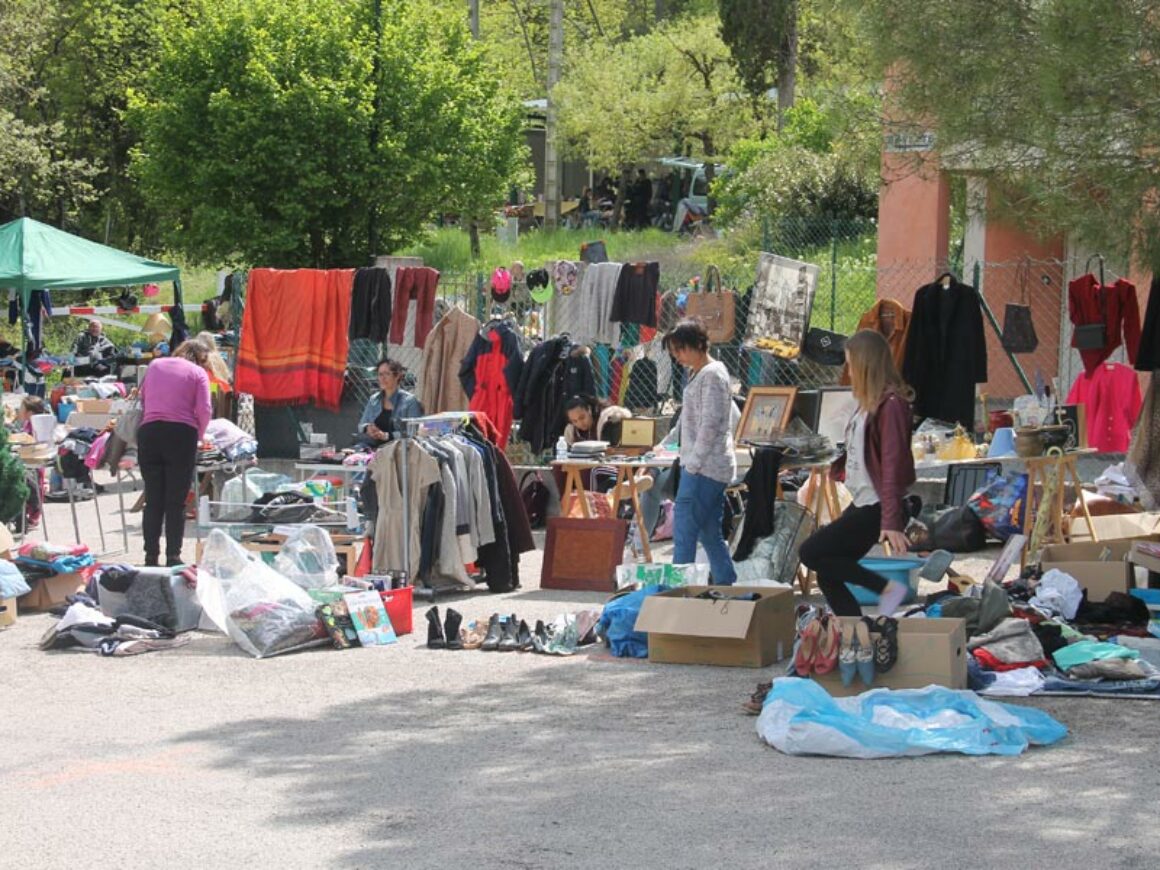 Vide Grenier Ape Plan Ariou (1)